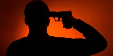 एक फोन आला अन्…स्वतःच्या डोक्यात गोळी झाडून तरुणाची आत्महत्या..!