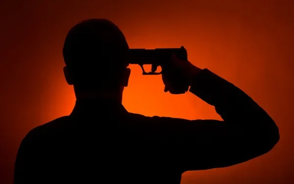 एक फोन आला अन्…स्वतःच्या डोक्यात गोळी झाडून तरुणाची आत्महत्या..!