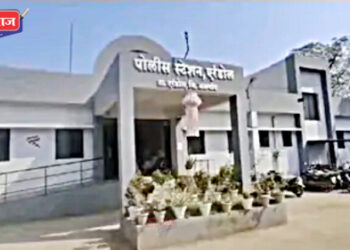 पोलिसांवर कोयता घेऊन धावून आला, पोलीस स्टेशनमध्ये तरुणाने केली तोडफोड