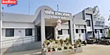 पोलिसांवर कोयता घेऊन धावून आला, पोलीस स्टेशनमध्ये तरुणाने केली तोडफोड