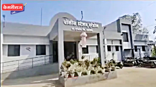 पोलिसांवर कोयता घेऊन धावून आला, पोलीस स्टेशनमध्ये तरुणाने केली तोडफोड