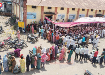 ज्वारी नोंदणीसाठी शेतकऱ्यांवर लाठी खाण्याची वेळ : नियोजनाच्या अभावामुळे शेतकरी जखमी, परिसरात तणाव