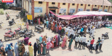 ज्वारी नोंदणीसाठी शेतकऱ्यांवर लाठी खाण्याची वेळ :  नियोजनाच्या अभावामुळे शेतकरी जखमी, परिसरात तणाव