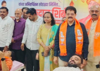 मंत्री गिरीष महाजन यांच्या वाढदिवसानिमित्त ६७ दात्यांचे रक्तदान