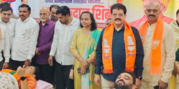 मंत्री गिरीष महाजन यांच्या वाढदिवसानिमित्त ६७ दात्यांचे रक्तदान
