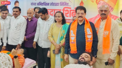 मंत्री गिरीष महाजन यांच्या वाढदिवसानिमित्त ६७ दात्यांचे रक्तदान