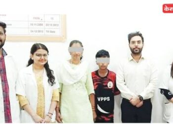 हातात पुस्तकांऐवजी आली मद्याची बाटली