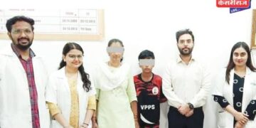 हातात पुस्तकांऐवजी आली मद्याची बाटली