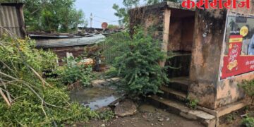 कुऱ्हाडदे रस्त्यावरील जीर्ण सार्वजनिक शौचालय हटवून अन्यत्र उभारा