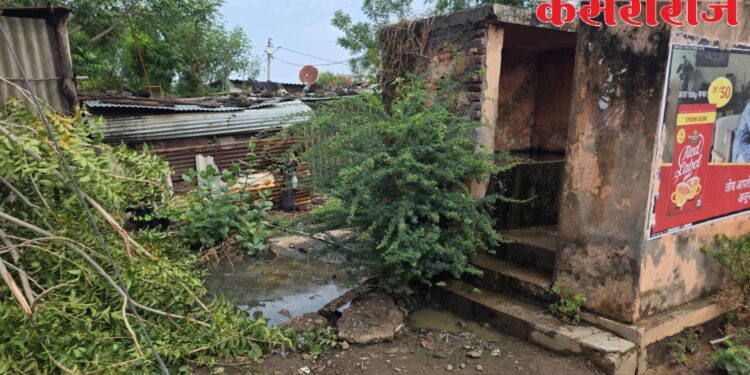 कुऱ्हाडदे रस्त्यावरील जीर्ण सार्वजनिक शौचालय हटवून अन्यत्र उभारा