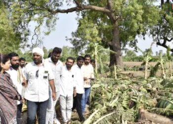 अंतुर्ली भागात केंद्रीय राज्यमंत्री रक्षाताई खडसे यांच्याकडून नुकसानीची  पाहणी