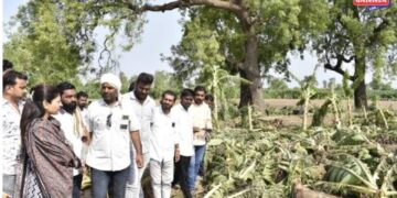 अंतुर्ली भागात केंद्रीय राज्यमंत्री रक्षाताई खडसे यांच्याकडून नुकसानीची पाहणी