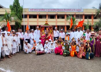 शिरसोलीत बारी समाज विद्यालयाची भव्य आषाढी एकादशी दिंडी; विठ्ठल नामाच्या गजराने गाव दुमदुमले