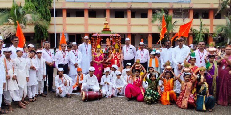 शिरसोलीत बारी समाज विद्यालयाची भव्य आषाढी एकादशी दिंडी; विठ्ठल नामाच्या गजराने गाव दुमदुमले