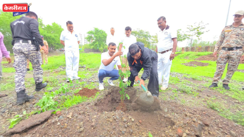 पर्यावरण संवर्धनासाठी जळगाव पोलिसांचा पुढाकार; पोलीस मुख्यालयात २,३२० झाडांचे भव्य वृक्षारोपण