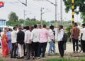 रेल्वे गेट उघडण्याच्या वादातून गेटमनला बेदम मारहाण; शर्ट फाडून केली दमदाटी