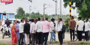 रेल्वे गेट उघडण्याच्या वादातून गेटमनला बेदम मारहाण; शर्ट फाडून केली दमदाटी