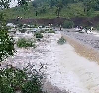 मुसळधार पावसामुळे वड्री व निंबा देवी धरणांमध्ये जलसाठा वाढला; मनू देवी धबधबा प्रवाहित