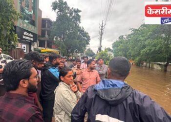 मुसळधार पावसामुळे आकाशवाणी-महाबळ रस्त्यावर पाणी तुंबले