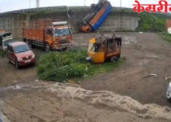 सिन्नर एमआयडीसी बायपासवर भीषण अपघात; फ्लायओव्हरचा कठडा तोडून ट्रक ५० फूट खाली कोसळला