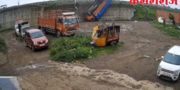 सिन्नर एमआयडीसी बायपासवर भीषण अपघात; फ्लायओव्हरचा कठडा तोडून ट्रक ५० फूट खाली कोसळला