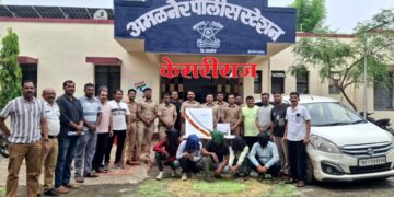 अमळनेरात पोलिसांचे कॉम्बिंग ऑपरेशन; ११३ संशयितांची तपासणी, शस्त्रांसह विविध गुन्ह्यांवर कारवाई