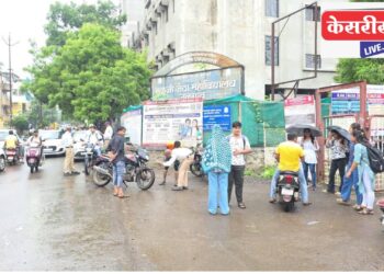 महाविद्यालय परिसरात वाहतूक पोलिसांची धडक मोहीम; २४ अल्पवयीन चालकांवर कारवाई