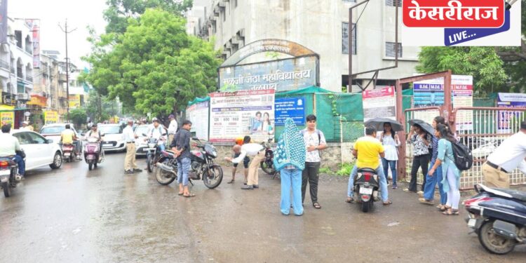 महाविद्यालय परिसरात वाहतूक पोलिसांची धडक मोहीम; २४ अल्पवयीन चालकांवर कारवाई