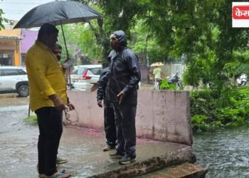 बालनिकेतन विद्या मंदिर परिसरातील धोकादायक पुलाची उपमहापौर मनोज चौधरी यांच्याकडून पाहणी
