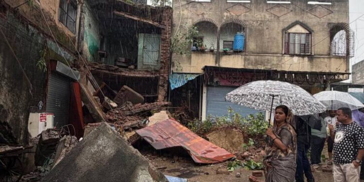 मुसळधार पावसाचा तडाखा; गांधी चौकातील नगरपालिकेची जुनी इमारत कोसळली