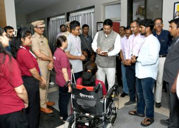 माजी सरन्यायाधीश भूषण गवई यांची ‘दीपस्तंभ मनोबल’ला सदिच्छा भेट
