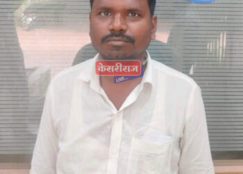 रेल्वे गेट उघडण्याच्या वादातून गेटमनला बेदम मारहाण; शर्ट फाडून केली दमदाटी