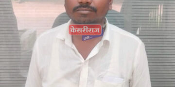 रेल्वे गेट उघडण्याच्या वादातून गेटमनला बेदम मारहाण; शर्ट फाडून केली दमदाटी