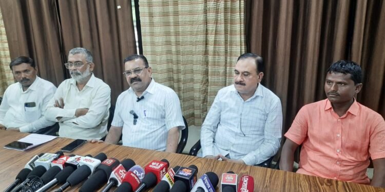 मन्यारखेडा मासे मृत्यूप्रकरण: प्रशासकीय जाचाला कंटाळून ३ उद्योग बंद; १६ उद्योजकांचा गंभीर आरोप