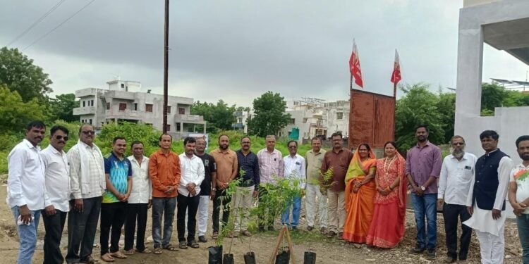 जागतिक आदिवासी दिनानिमित्त तडवी समाज बांधवांचा वृक्षारोपण उपक्रम