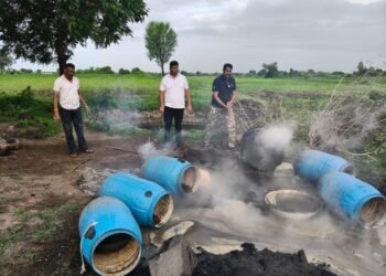 अवैध दारूसह वाळू माफियांविरुद्ध प्रशासनाची धडक मोहीम