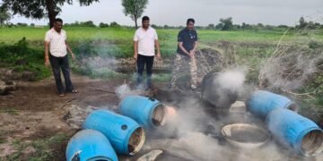 अवैध दारूसह वाळू माफियांविरुद्ध प्रशासनाची धडक मोहीम