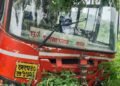 स्टिअरिंग रॉड जाम झाल्याने बस कठड्याला अडकली; चार प्रवासी किरकोळ जखमी