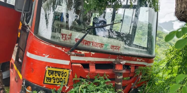 स्टिअरिंग रॉड जाम झाल्याने बस कठड्याला अडकली; चार प्रवासी किरकोळ जखमी