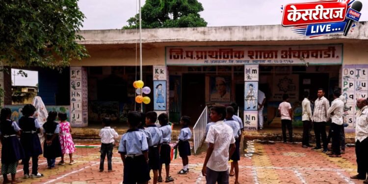 आंचलवाडी ग्रामपंचायतीचा आदर्श; स्वातंत्र्यदिनी युवकांच्या हस्ते ध्वजारोहण