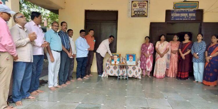 अण्णाभाऊ साठे जयंती व लोकमान्य टिळक पुण्यतिथीनिमित्त म्युनिसिपल हायस्कूलमध्ये अभिवादन