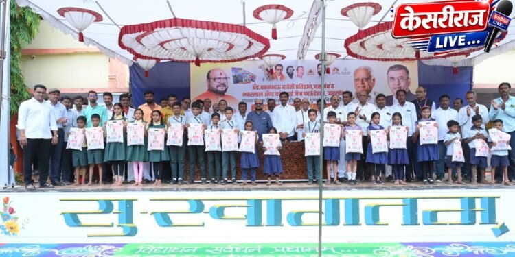 शिरसोलीत विद्यार्थ्यांना मोफत लेखन साहित्याचे वाटप; पालकमंत्री गुलाबराव पाटील यांची सोलर प्रकल्पाची घोषणा