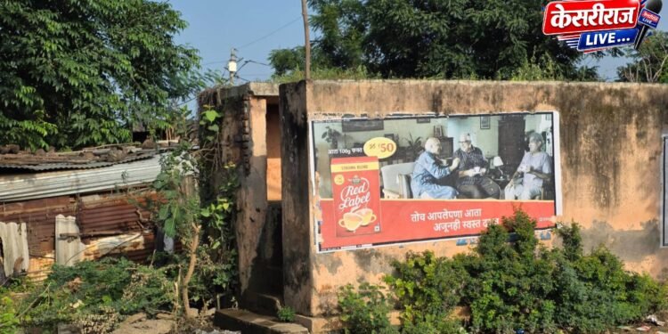 कुऱ्हाडदे रस्त्यावरील जीर्ण सार्वजनिक शौचालय हटवून अन्यत्र उभारा
