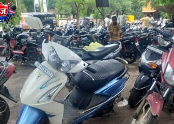 भास्कर मार्केटमध्ये रस्त्यावरच गाड्यांचा गराडा; नागरिकांची गैरसोय