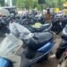 भास्कर मार्केटमध्ये रस्त्यावरच गाड्यांचा गराडा; नागरिकांची गैरसोय