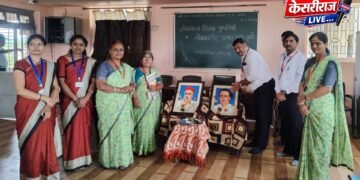 बारी समाज माध्यमिक विद्यालयात लोकमान्य टिळक पुण्यतिथी व अण्णाभाऊ साठे जयंती उत्साहात साजरी