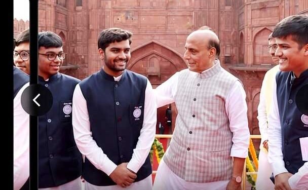 स्वातंत्र्यदिन सोहळ्यासाठी विशेष अतिथी म्हणून भुसावळच्या रिद्धेश अनंत बेंडाळेना मिळाला सन्मान