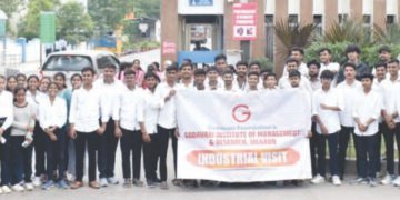 डॉ. वर्षा पाटील वूमन्स कॉलेजच्या विद्यार्थिनींची ‘सुप्रीम इंडस्ट्रीज’ला औद्योगिक भेट