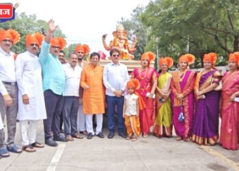 मनपाच्या मानाच्या गणपतीची शिवतीर्थावरून भव्य मिरवणूक; पारंपरिक वेशभूषेत पदाधिकारी व कर्मचाऱ्यांचा जल्लोष