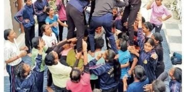 शिवतीर्थावरील युवतींच्या दहीहंडीला उदंड प्रतिसाद!
